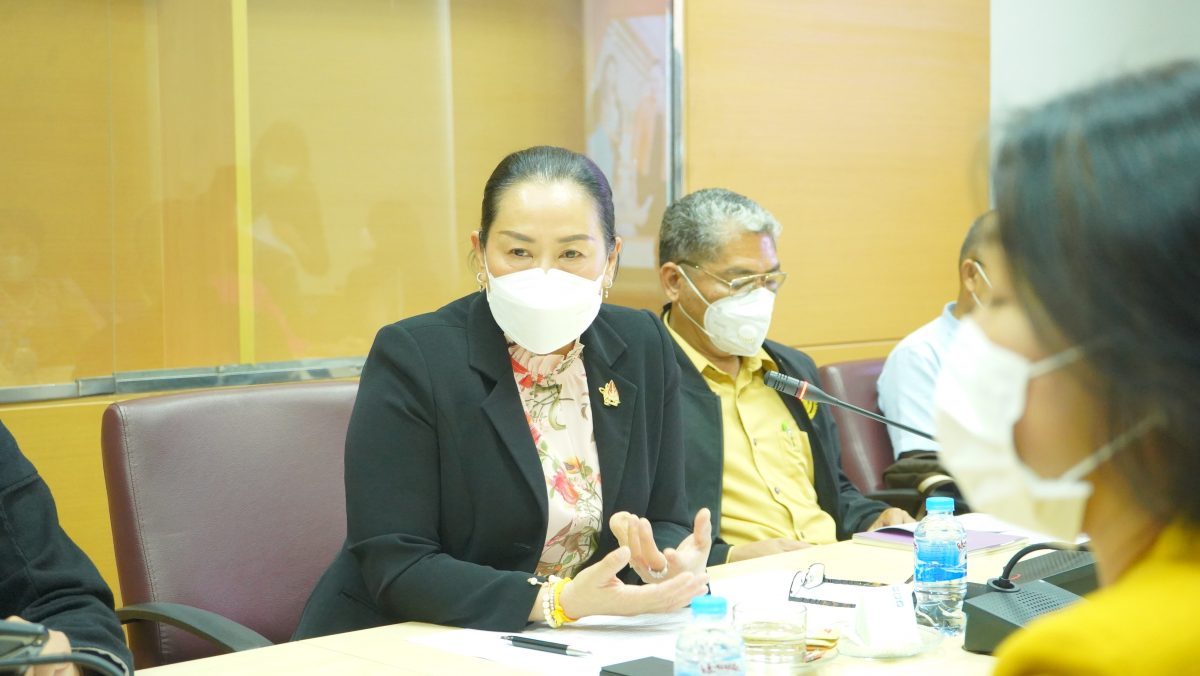 อาจารย์ณัฐสมล ธนกุลรังสฤษดิ์ ผู้ช่วยอธิการบดีฝ่ายกิจการพิเศษ ประธานในที่ประชุม