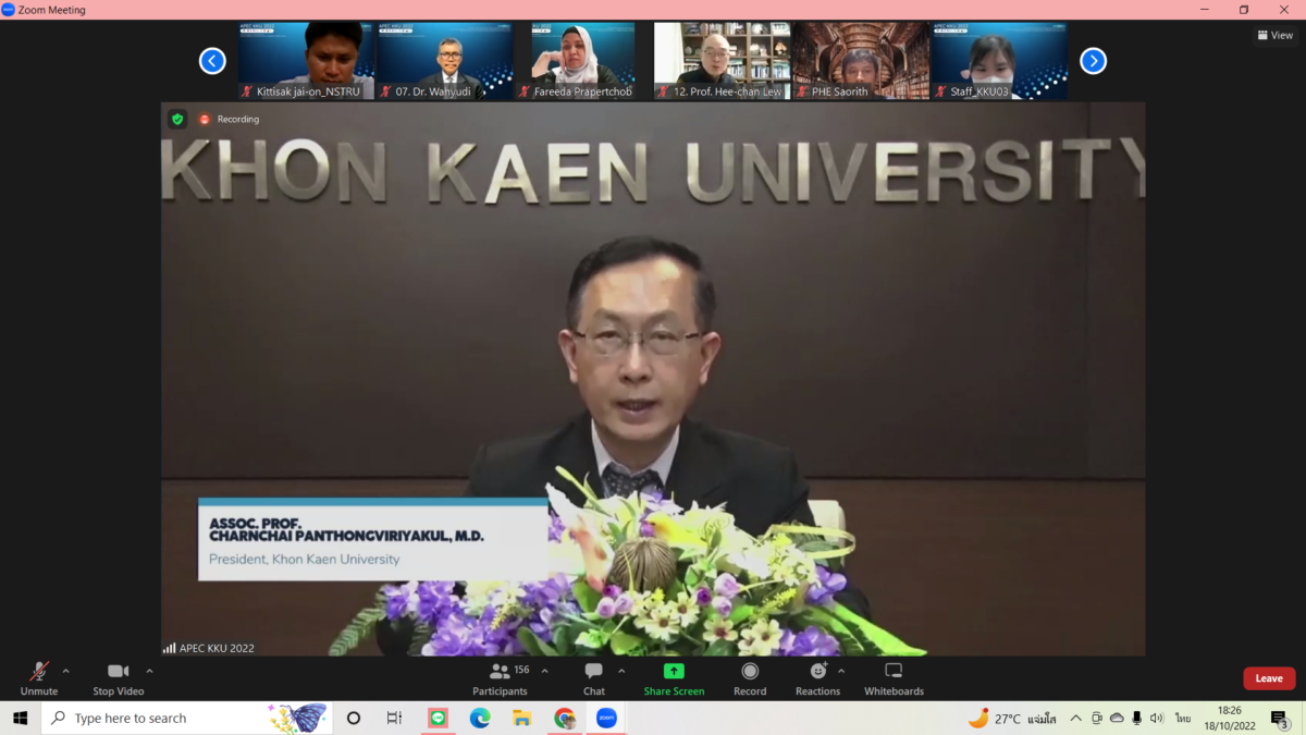 รองศาสตราจารย์ นพ.ชาญชัย พานทองวิริยะกุล อธิการบดีมหาวิทยาลัยขอนแก่น ให้เกียรติกล่าวต้อนรับผู้เข้าร่วมการประชุม APEC-KKU 2022 