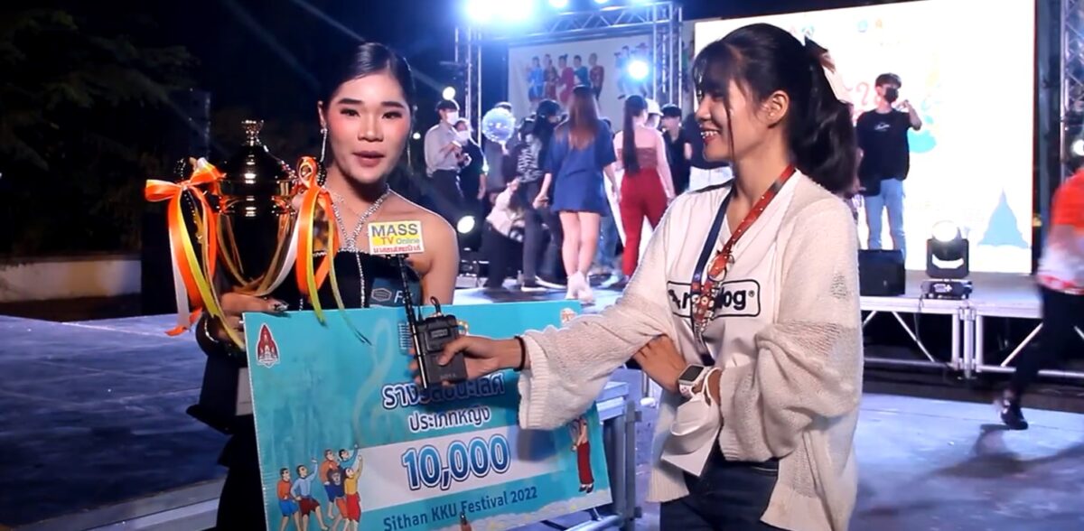 นางสาวภัคจีรา พุทธา ผู้รับรางวัลชนะเลิศ 