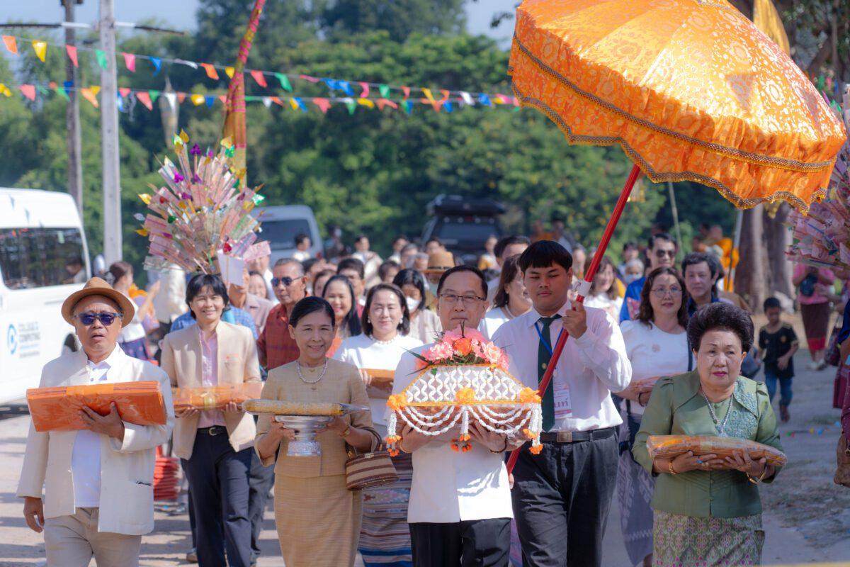 รศ.ดร.นิยม วงศ์พงษ์คำ รองอธิการบดีฝ่ายศิลปวัฒนธรรมและเศรษฐกิจสร้างสรรค์ (ซ้ายมือ)